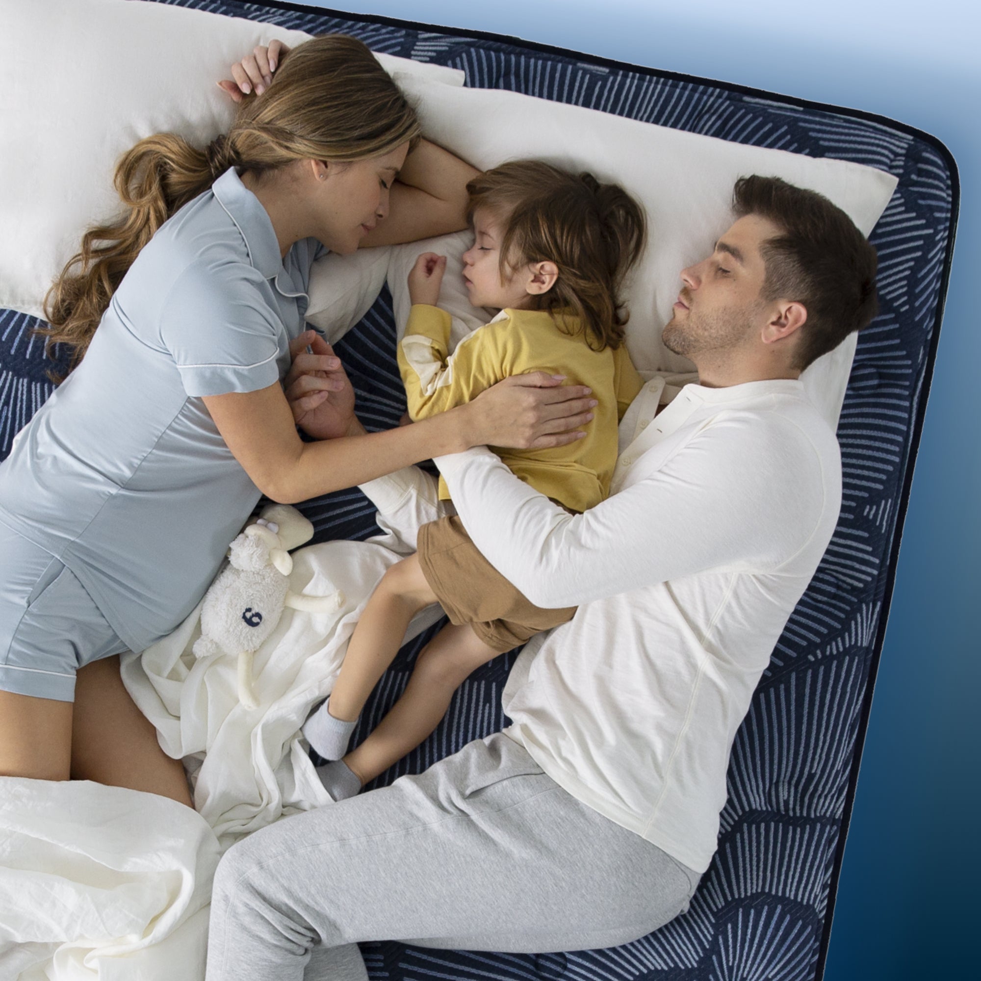 A couple sleeping with their child on a perfect sleeper medium mattress||feel: medium||level: standard